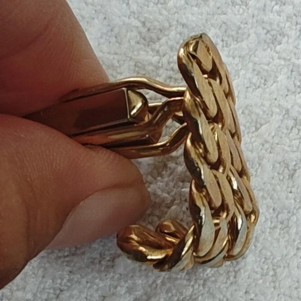 Unbranded gold tone